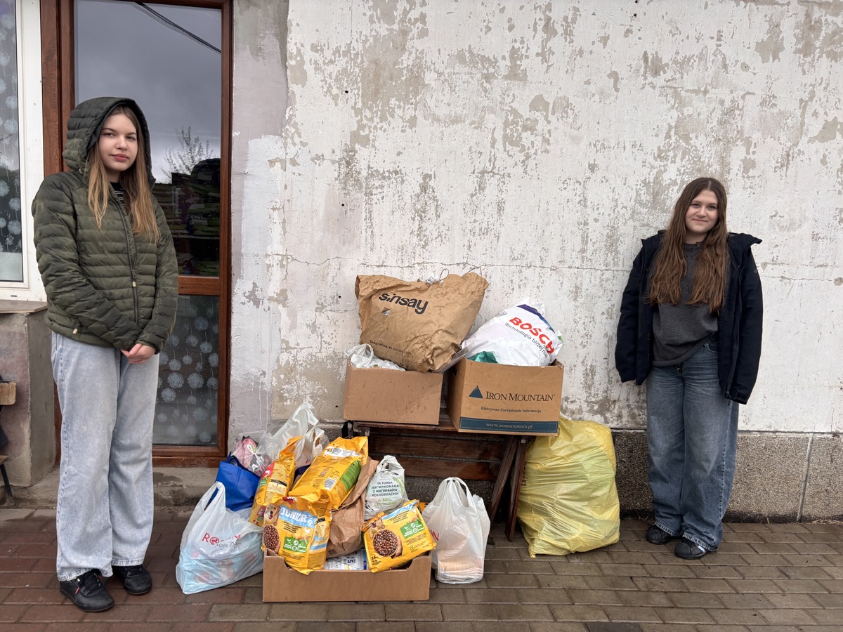 Członkinie zespołu ZwierzoStrefa przy zebranych darach dla schroniska