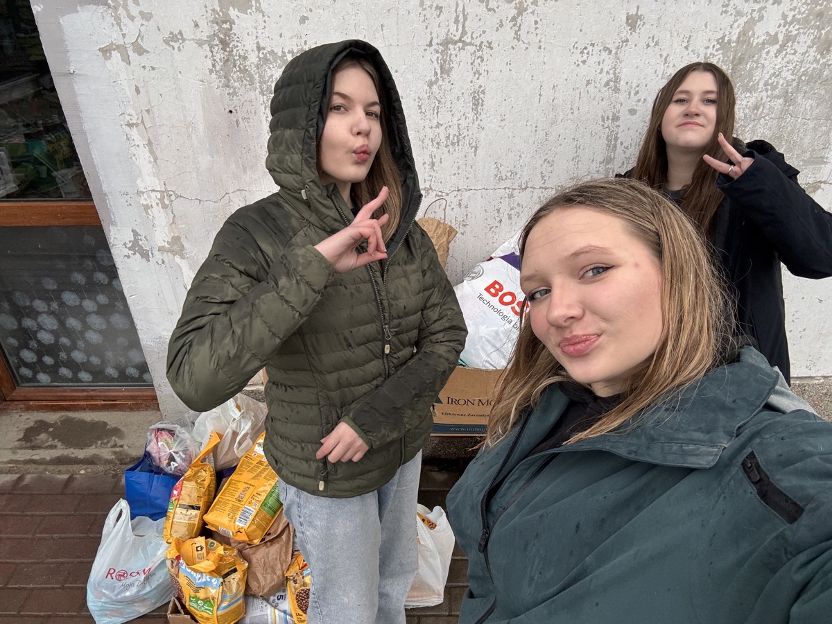 Zespół ZwierzoStrefa — selfie przy darach dla zwierząt