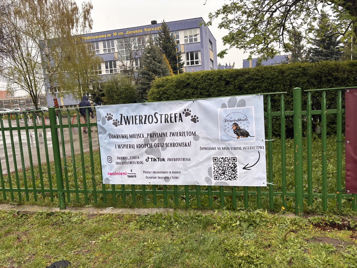 Baner projektu ZwierzoStrefa przy szkole podstawowej